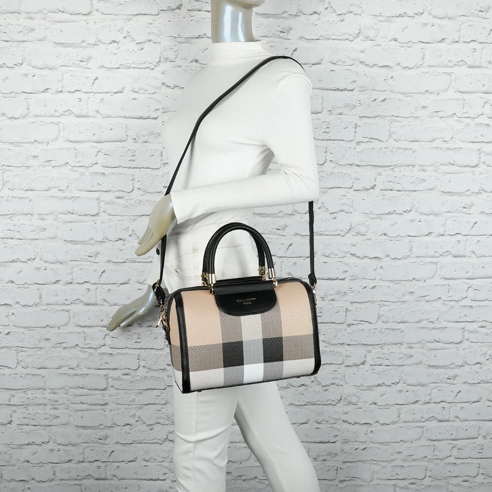 Sac à main L'écossaise taupe/noir porté par une femme, à la main ou avec la bandoulière amovible – réf. M-9364-5