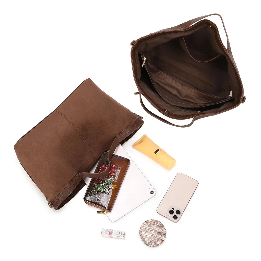 Intérieur de L'Élancée café : compartiment spacieux, poche zippée et doublure synthétique – réf. KJ-62084