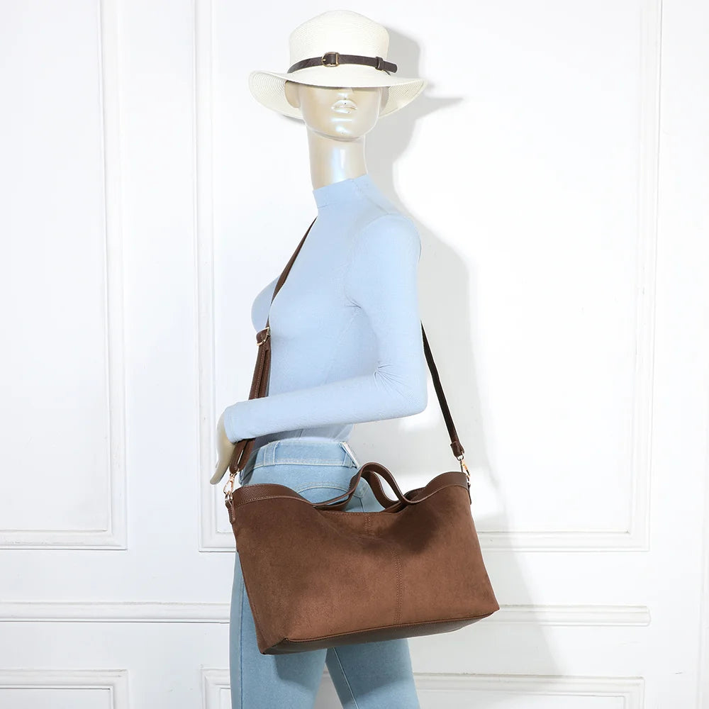 Sac à main femme L'Élancée café porté, à la main ou avec sa bandoulière amovible – réf. KJ-62084