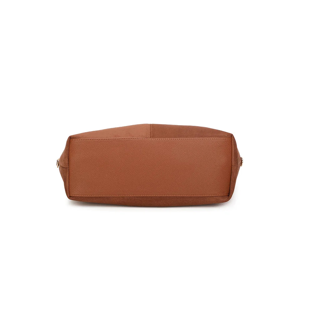 Dessous de L'Élancée marron : fond plat en suédine pour poser le sac bien droit – réf. KJ-62084