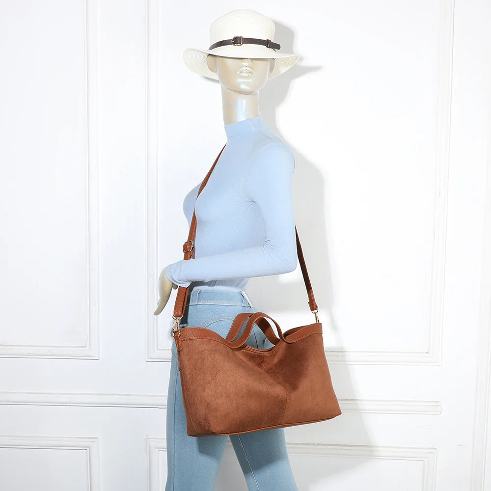 Sac à main femme L'Élancée marron porté, à la main ou avec sa bandoulière amovible – réf. KJ-62084