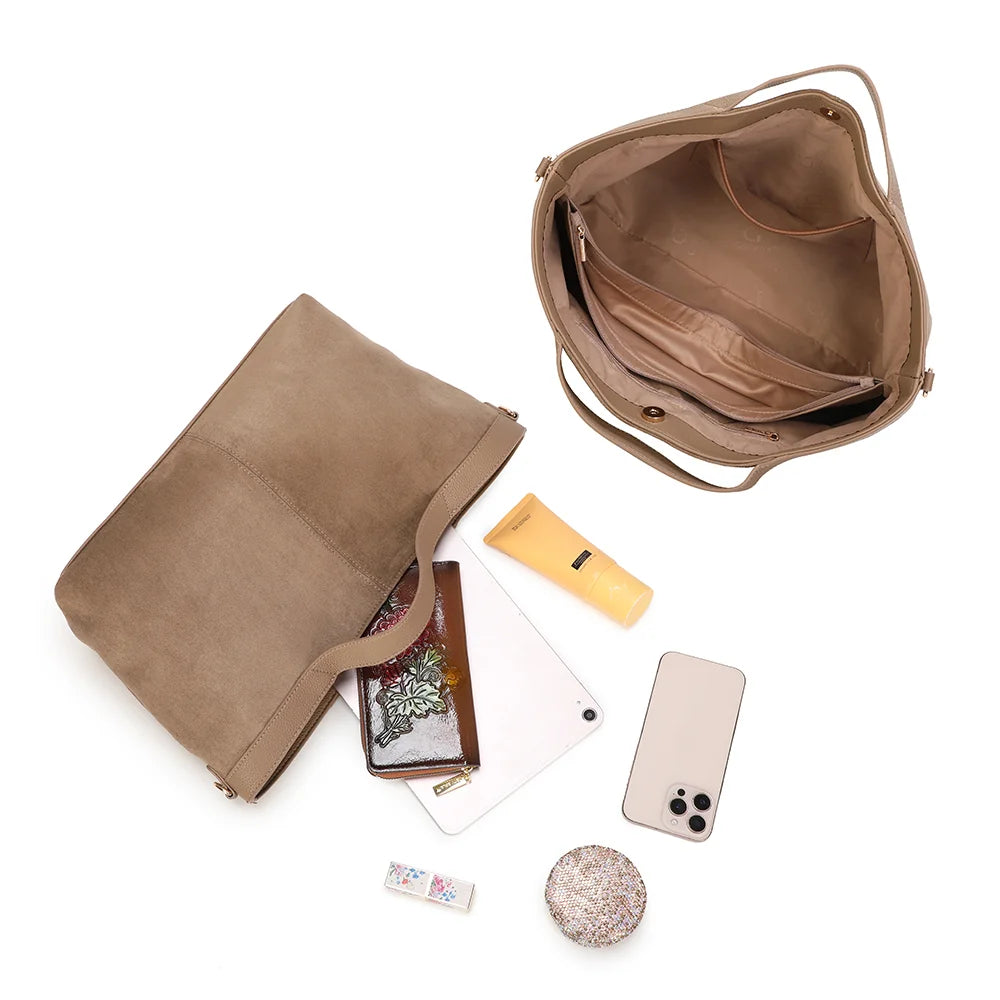 Intérieur de L'Élancée taupe foncé : compartiment spacieux, poche zippée et doublure synthétique – réf. KJ-62084