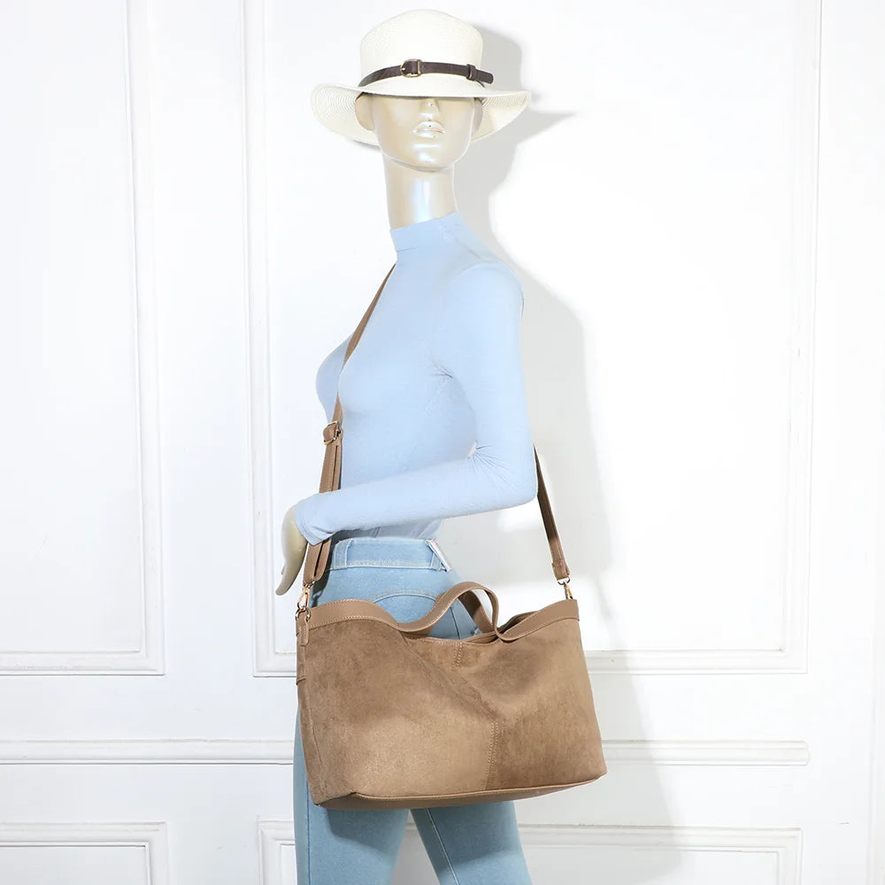 Sac à main femme L'Élancée taupe foncé porté, à la main ou avec sa bandoulière amovible – réf. KJ-62084