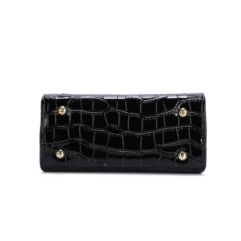 Dessous du sac L'Éxotique noir avec petits pieds métalliques qui protègent la base – réf. HY-5413-3