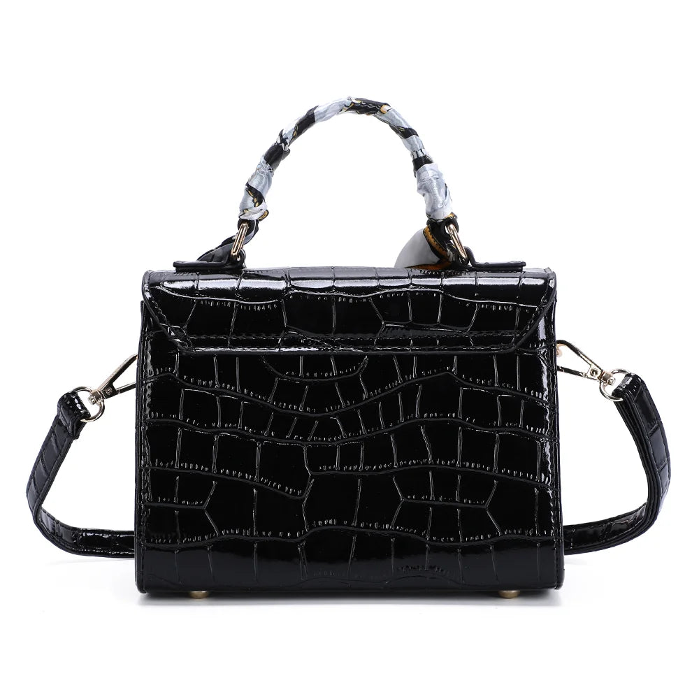 Dos du sac L'Éxotique noir, relief croco verni et finition brillante sur toute la surface – réf. HY-5413-3