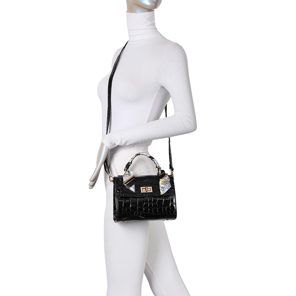 Sac à main femme L'Éxotique noir porté, anse foulard à la main ou bandoulière en travers du corps – réf. HY-5413-3