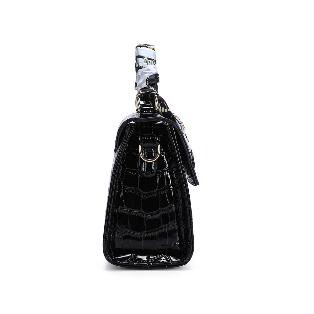 Profil du sac L'Éxotique noir : format compact de 9 cm de profondeur et anneau doré latéral – réf. HY-5413-3