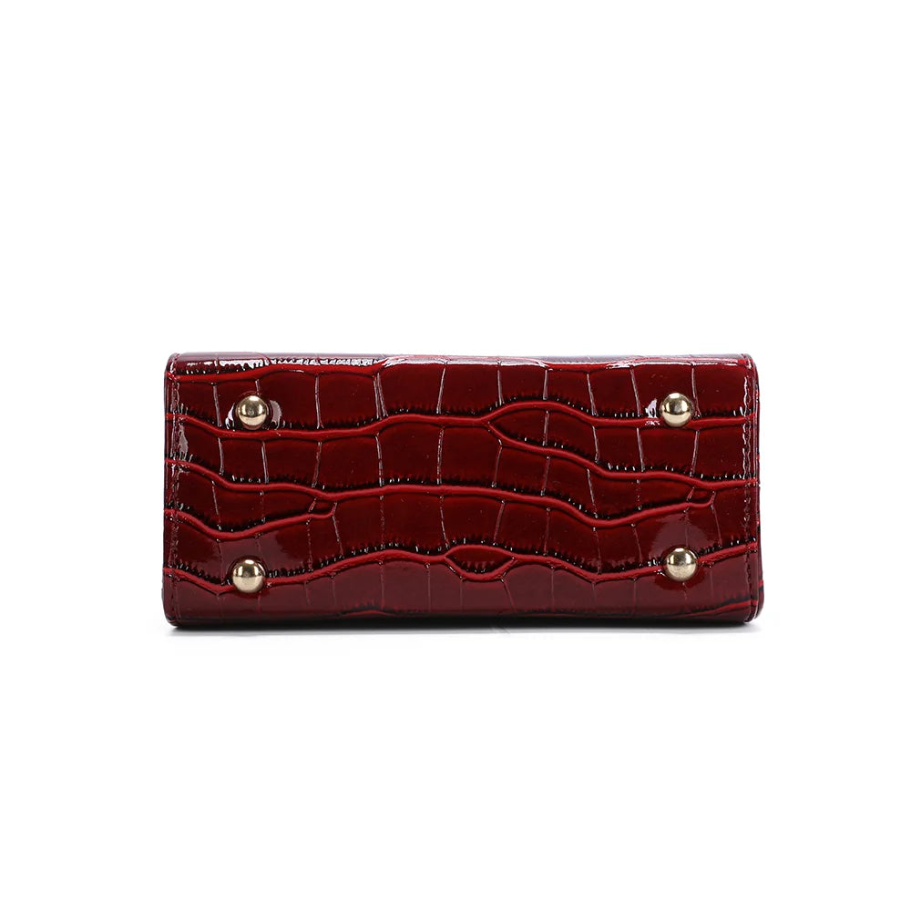 Dessous du sac L'Éxotique rouge foncé avec petits pieds métalliques qui protègent la base – réf. HY-5413-3