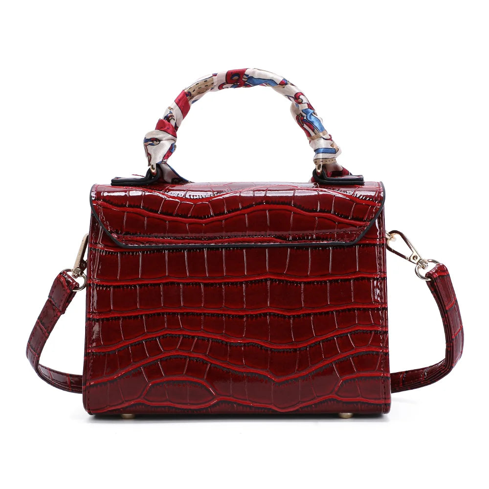 Dos du sac L'Éxotique rouge foncé, relief croco verni et finition brillante sur toute la surface – réf. HY-5413-3