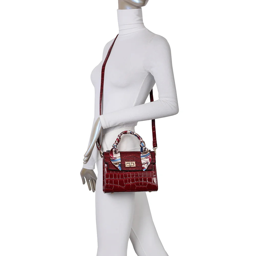 Sac à main femme L'Éxotique rouge foncé porté, anse foulard à la main ou bandoulière en travers du corps – réf. HY-5413-3
