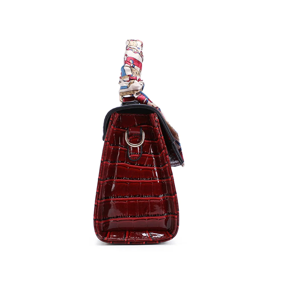 Profil du sac L'Éxotique rouge foncé : format compact de 9 cm de profondeur et anneau doré latéral – réf. HY-5413-3