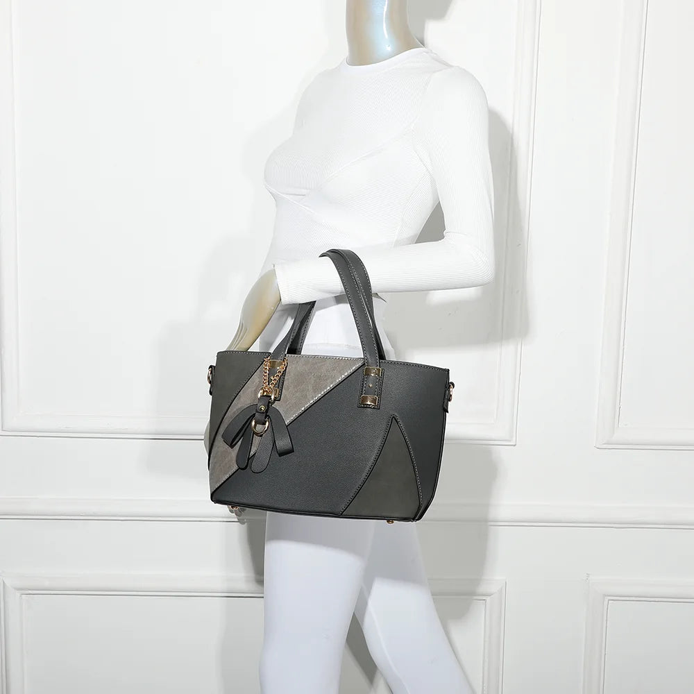 L’Ingénieuse Mini gris foncé portée par une femme, à la main ou avec sa bandoulière amovible – réf. Z-9329-34