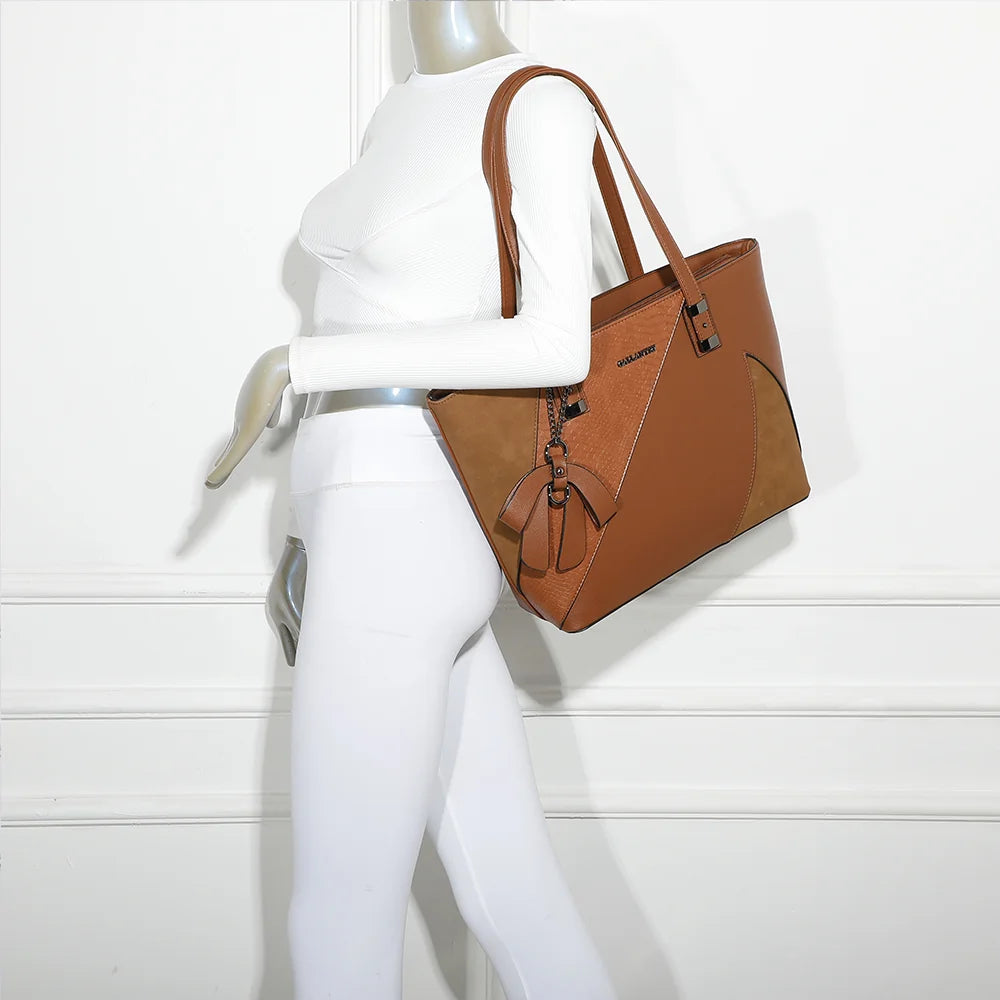 Sac cabas L'ingénieuse brun porté à l’épaule par une femme, anses longues confortables – réf. M-9329-36