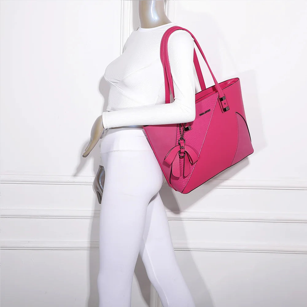 Sac cabas L'ingénieuse fuschia porté à l’épaule par une femme, anses longues confortables – réf. M-9329-36