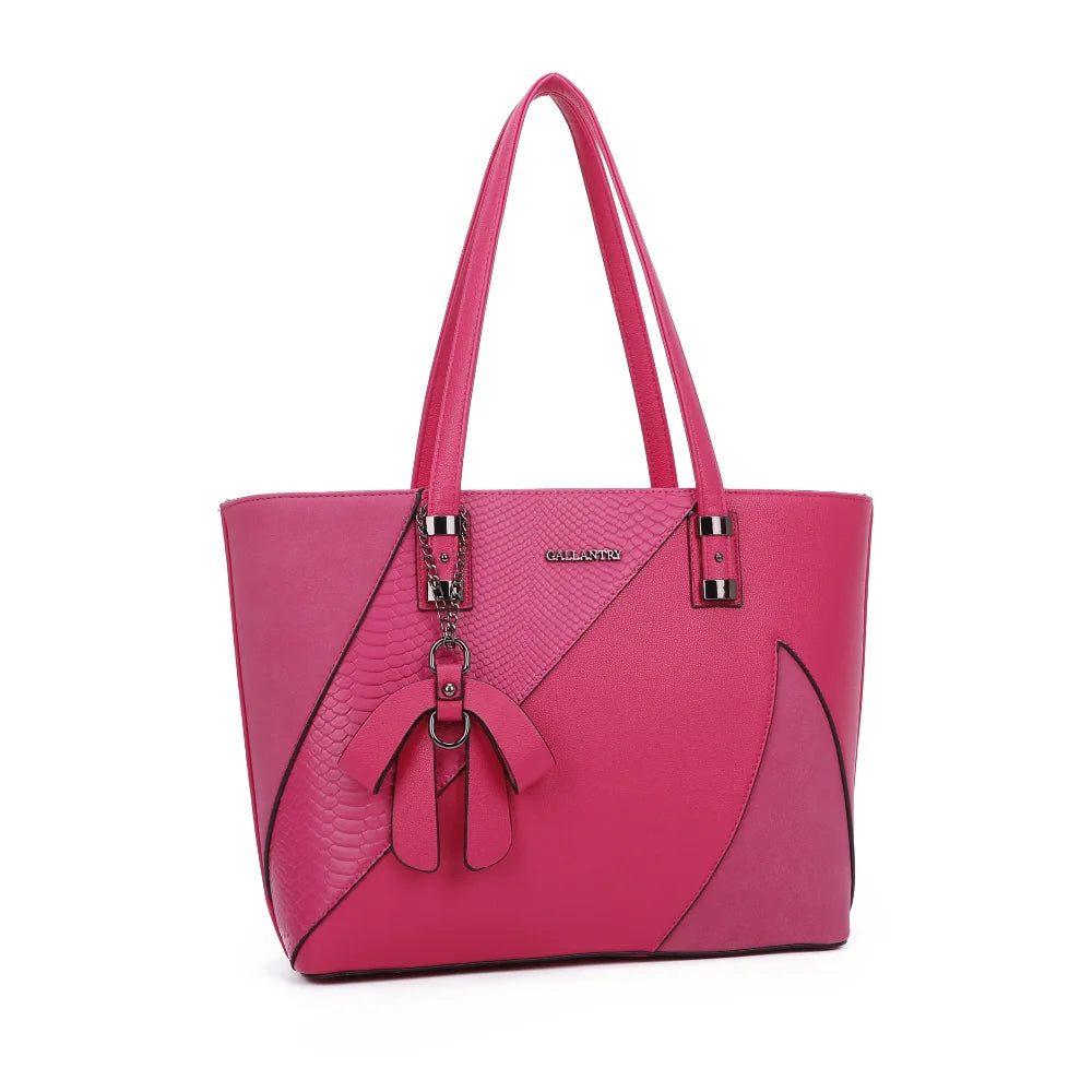 L'ingénieuse fuschia de trois-quarts : découpes géométriques et empiècement effet python – réf. M-9329-36