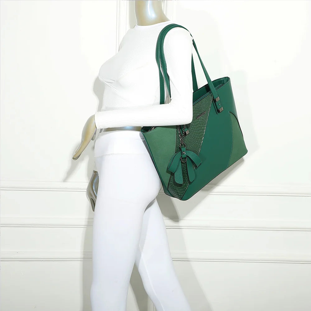 Sac cabas L'ingénieuse vert porté à l’épaule par une femme, anses longues confortables – réf. M-9329-36