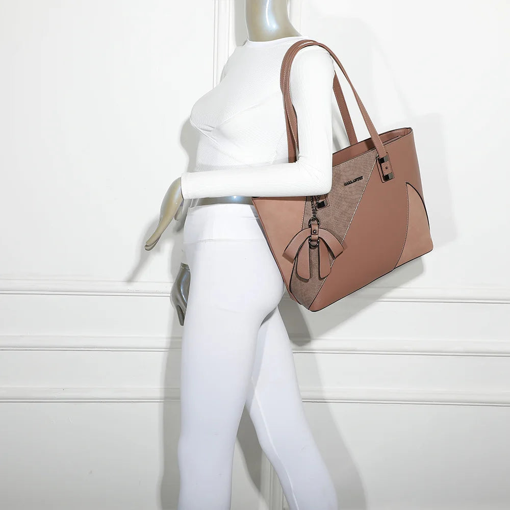 Sac cabas L'ingénieuse rose porté à l’épaule par une femme, anses longues confortables – réf. M-9329-36