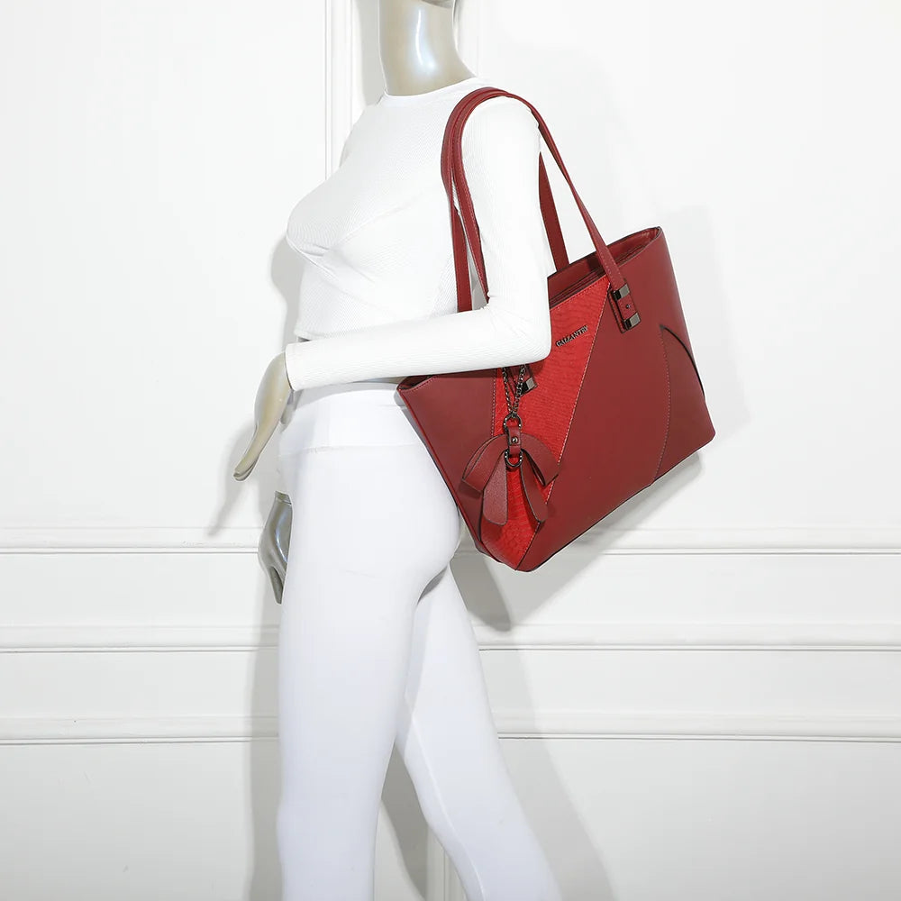 Sac cabas L'ingénieuse rouge foncé porté à l’épaule par une femme, anses longues confortables – réf. M-9329-36