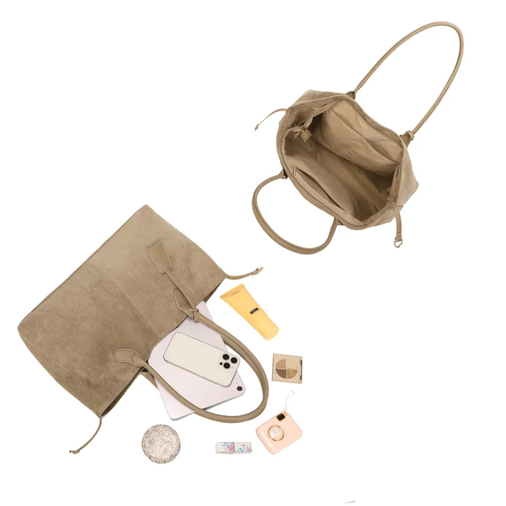 Intérieur de L’Insolente Élégance taupe foncé : compartiment zippé, poche ouverte et poche zippée – réf. R-2024