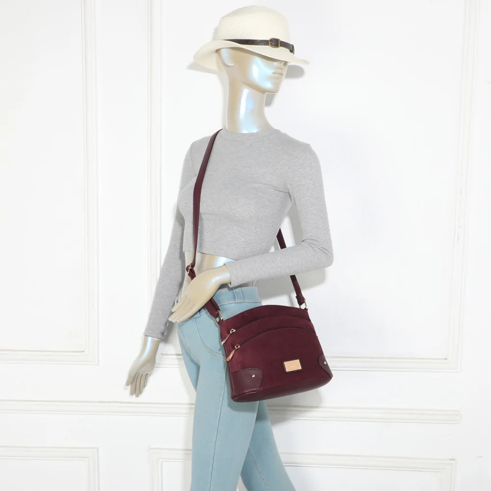Sac bandoulière femme L'Organisé Chic bordeaux porté en travers du corps, bandoulière réglable – réf. M-9263-12