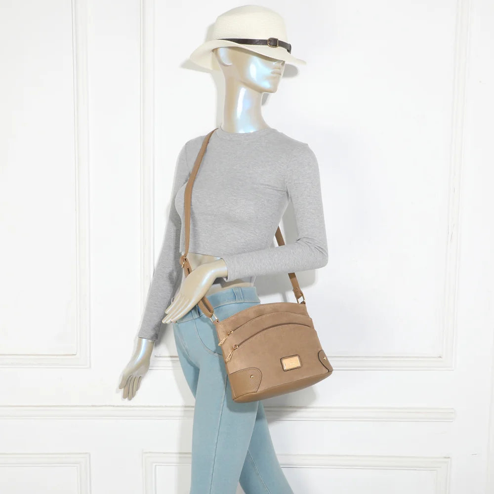 Sac bandoulière femme L'Organisé Chic taupe foncé porté en travers du corps, bandoulière réglable – réf. M-9263-12