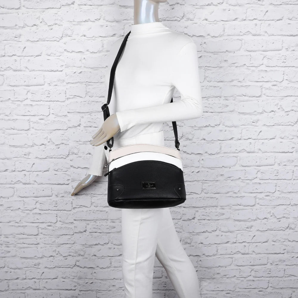 L’Organisé Compact beige/blanc/noir porté par une femme, bandoulière ajustable pour un porté épaule confortable – réf. M-9263-3