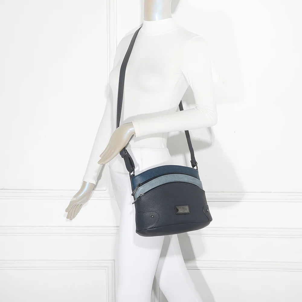 L’Organisé Compact bleu foncé porté par une femme, bandoulière ajustable pour un porté épaule confortable – réf. M-9263-3