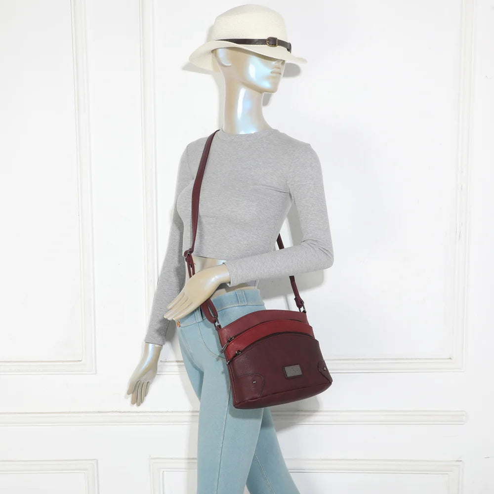 L’Organisé Compact bordeaux porté par une femme, bandoulière ajustable pour un porté épaule confortable – réf. M-9263-3