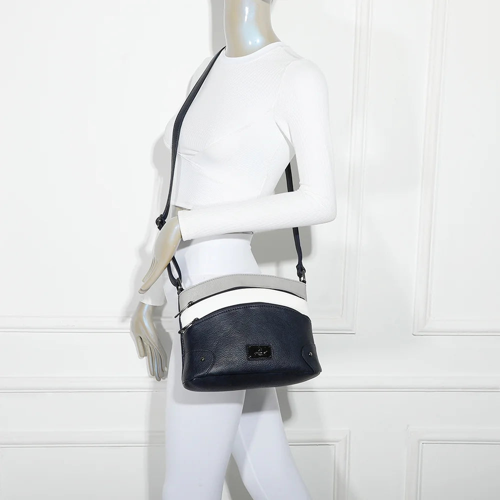 L’Organisé Compact noir/blanc/gris porté par une femme, bandoulière ajustable pour un porté épaule confortable – réf. M-9263-3