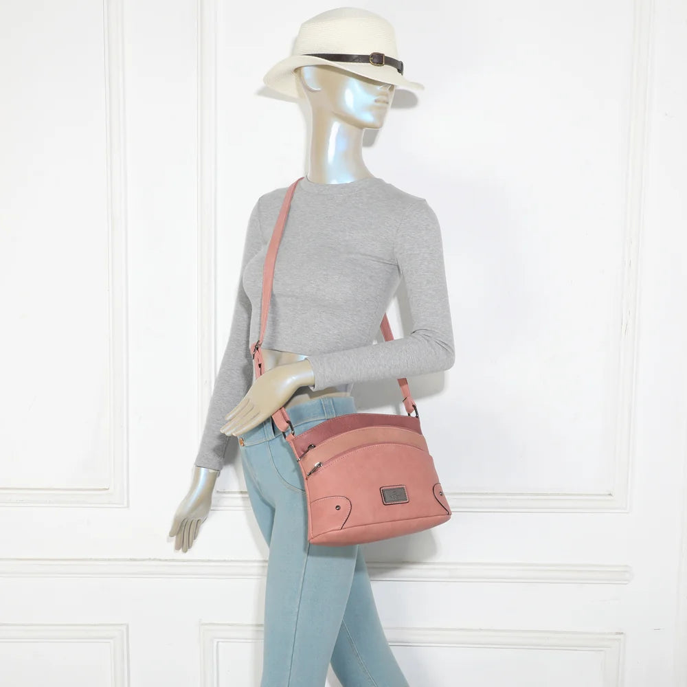 L’Organisé Compact rose foncé porté par une femme, bandoulière ajustable pour un porté épaule confortable – réf. M-9263-3