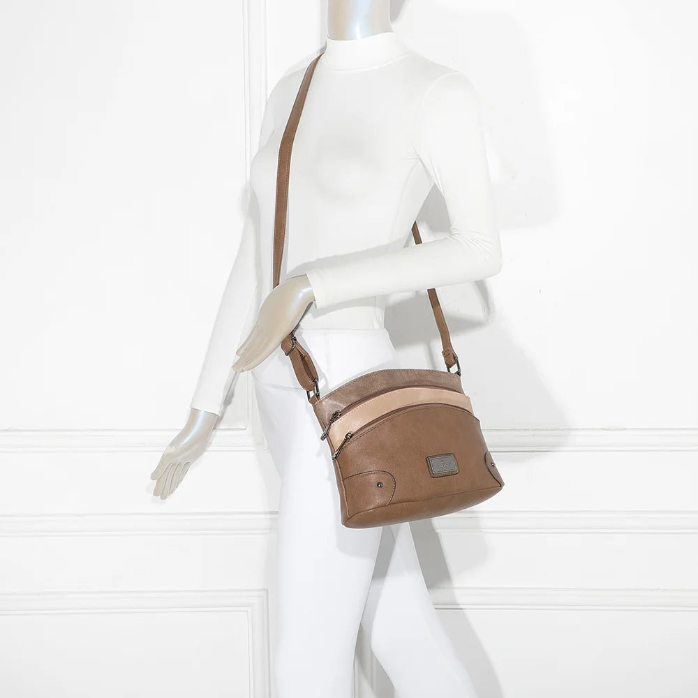 L’Organisé Compact taupe foncé porté par une femme, bandoulière ajustable pour un porté épaule confortable – réf. M-9263-3