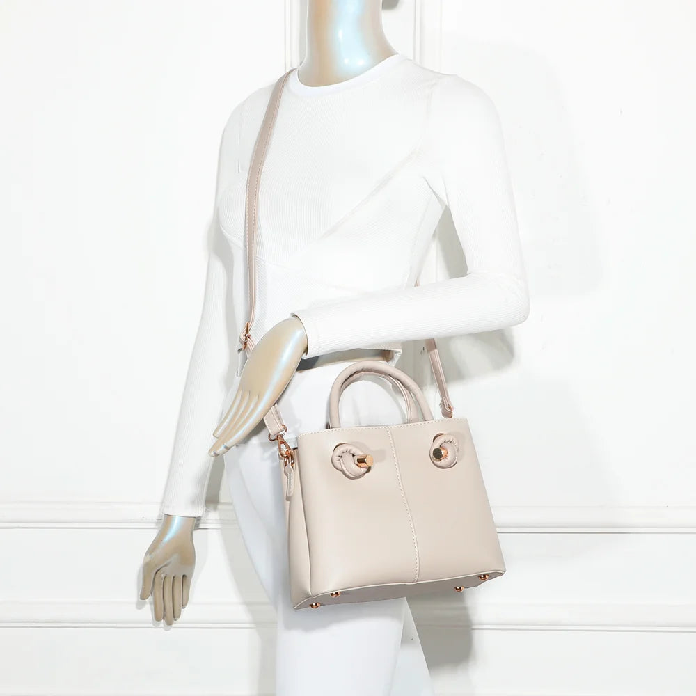 Sac à main femme La Ambre beige porté, à la main ou à l’épaule grâce à la bandoulière – réf. DQ-8662