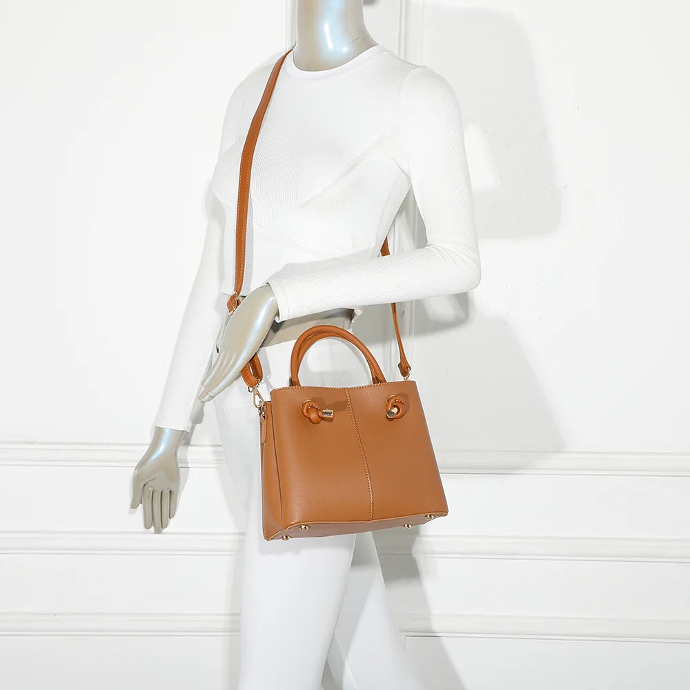 Sac à main femme La Ambre marron porté, à la main ou à l’épaule grâce à la bandoulière – réf. DQ-8662
