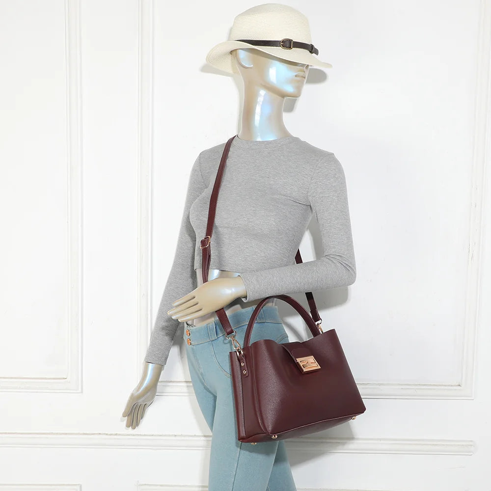 Sac à main femme La Astoria bordeaux porté, à la main ou avec sa bandoulière amovible – réf. DQ-8709