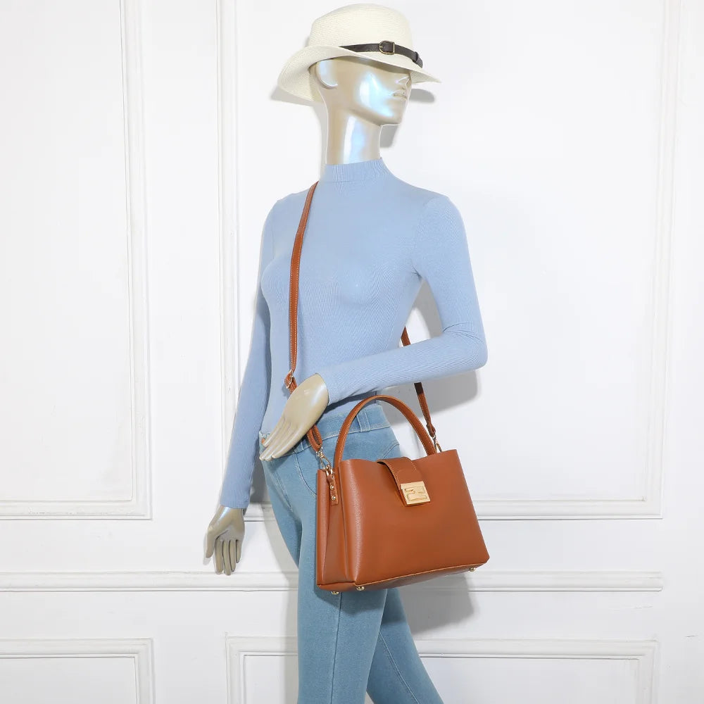 Sac à main femme La Astoria marron porté, à la main ou avec sa bandoulière amovible – réf. DQ-8709