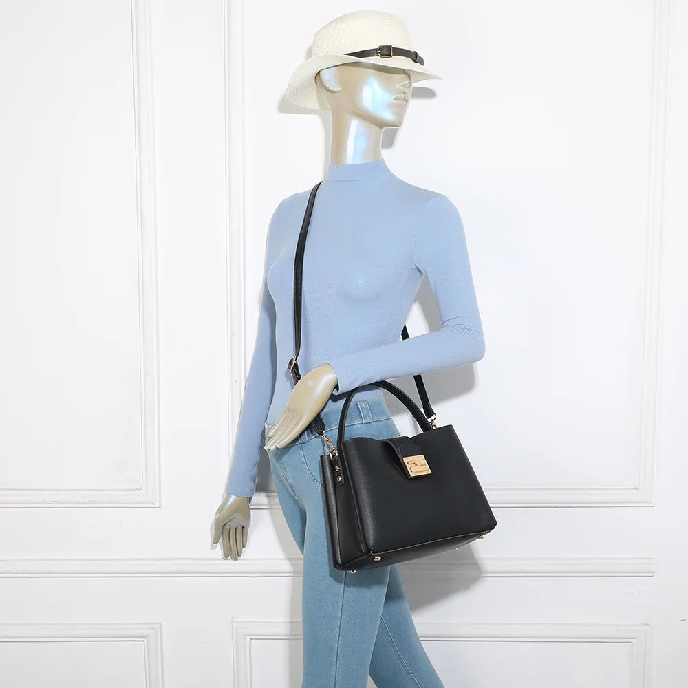 Sac à main femme La Astoria noir porté, à la main ou avec sa bandoulière amovible – réf. DQ-8709
