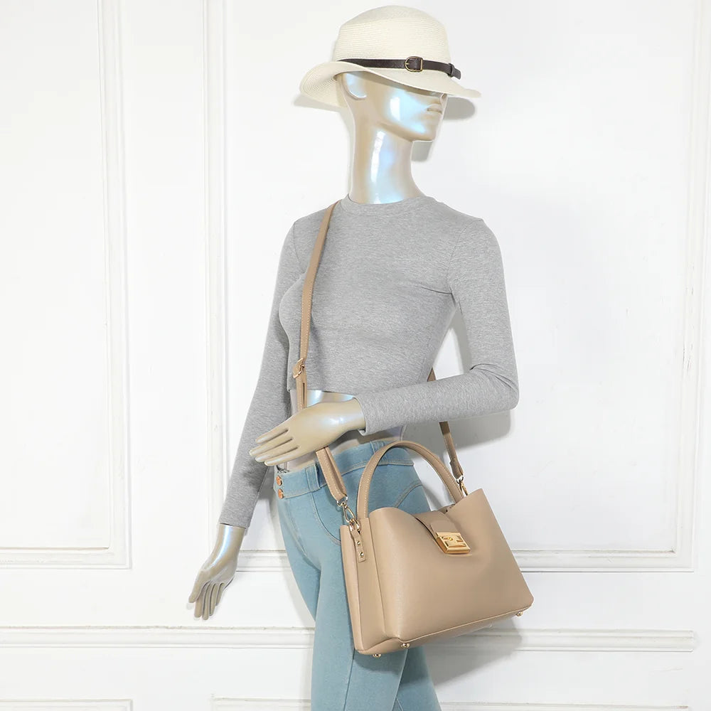 Sac à main femme La Astoria taupe porté, à la main ou avec sa bandoulière amovible – réf. DQ-8709