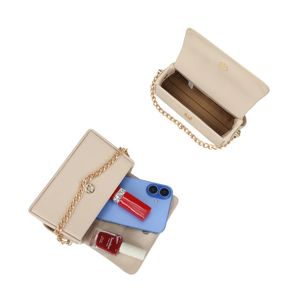 Intérieur de La Azurée beige : téléphone, rouge à lèvres et petits essentiels sous le rabat – réf. YL-26021