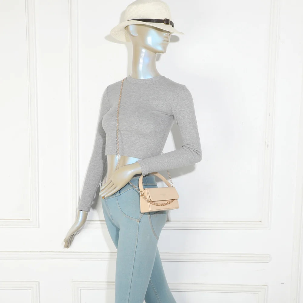 Mini sac La Azurée beige porté par une femme, à la main ou en bandoulière chaîne – réf. YL-26021