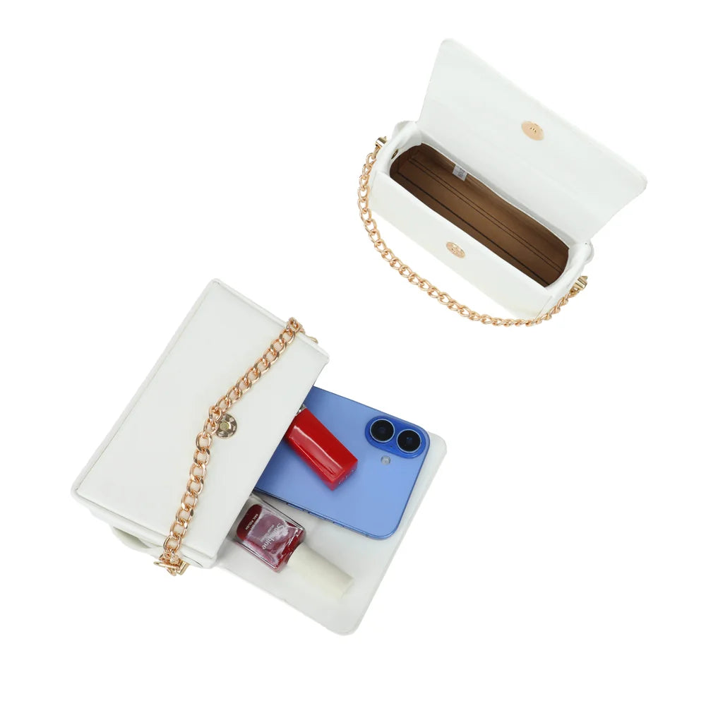 Intérieur de La Azurée blanc : téléphone, rouge à lèvres et petits essentiels sous le rabat – réf. YL-26021