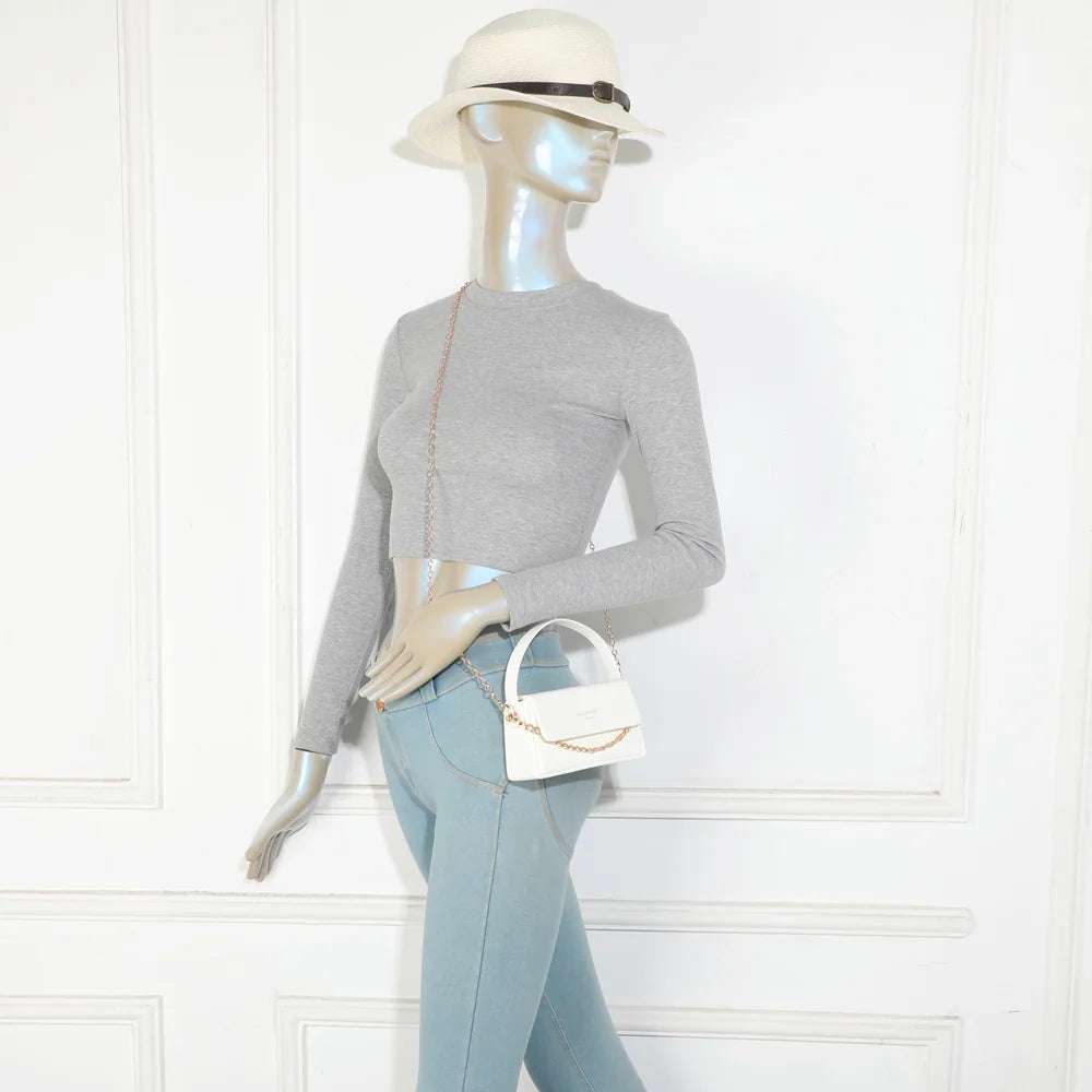 Mini sac La Azurée blanc porté par une femme, à la main ou en bandoulière chaîne – réf. YL-26021
