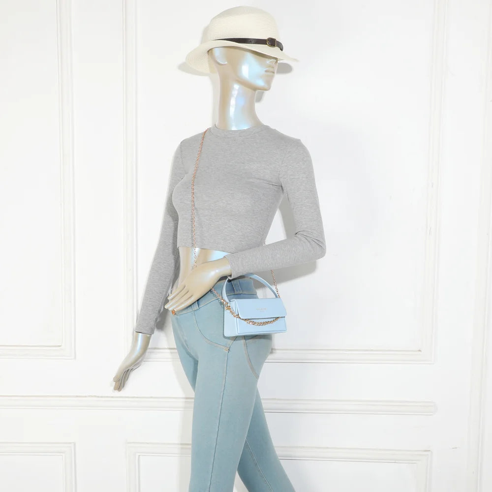 Mini sac La Azurée bleu clair porté par une femme, à la main ou en bandoulière chaîne – réf. YL-26021