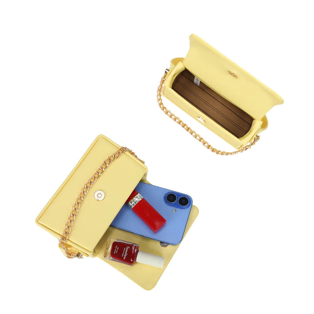 Intérieur de La Azurée jaune : téléphone, rouge à lèvres et petits essentiels sous le rabat – réf. YL-26021