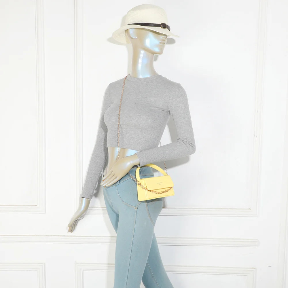 Mini sac La Azurée jaune porté par une femme, à la main ou en bandoulière chaîne – réf. YL-26021