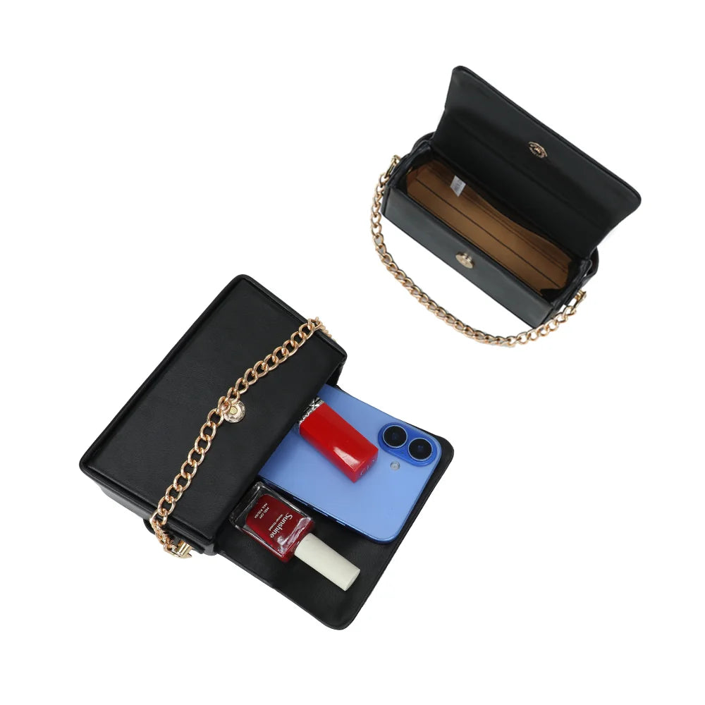 Intérieur de La Azurée noir : téléphone, rouge à lèvres et petits essentiels sous le rabat – réf. YL-26021