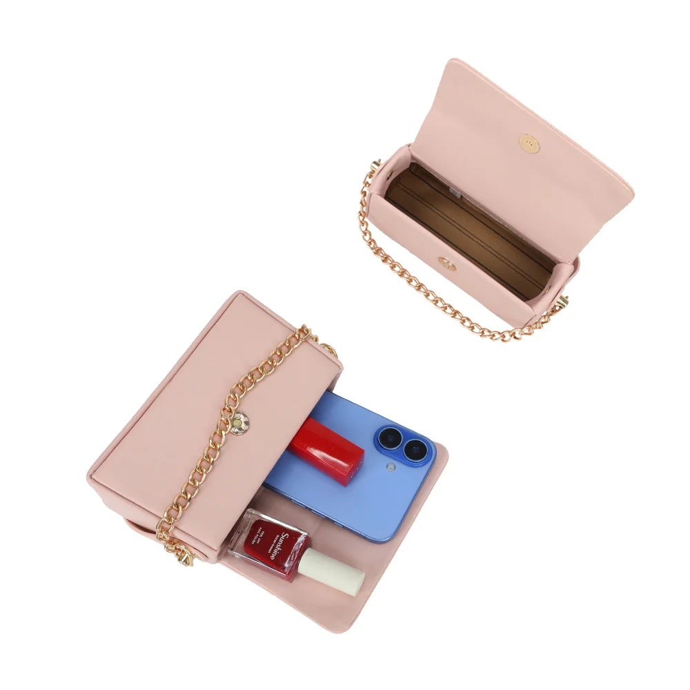 Intérieur de La Azurée rose : téléphone, rouge à lèvres et petits essentiels sous le rabat – réf. YL-26021