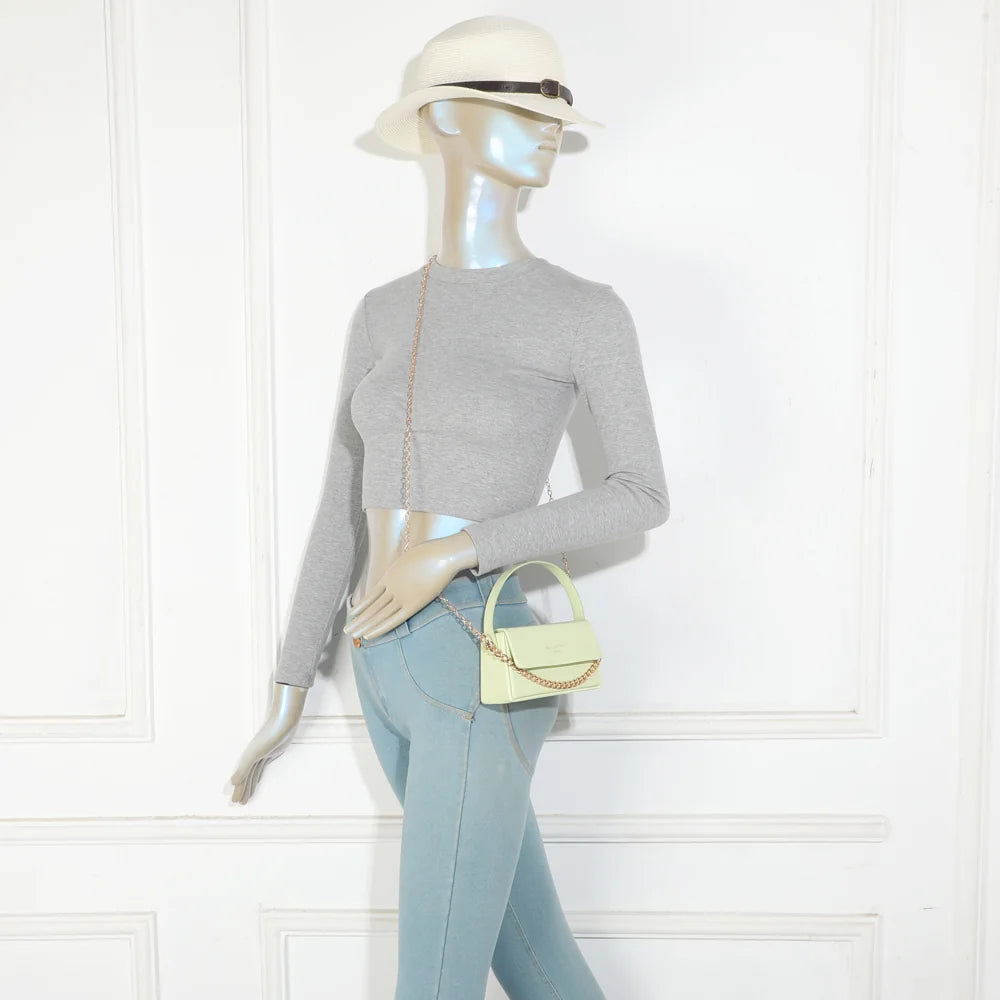 Mini sac La Azurée vert clair porté par une femme, à la main ou en bandoulière chaîne – réf. YL-26021