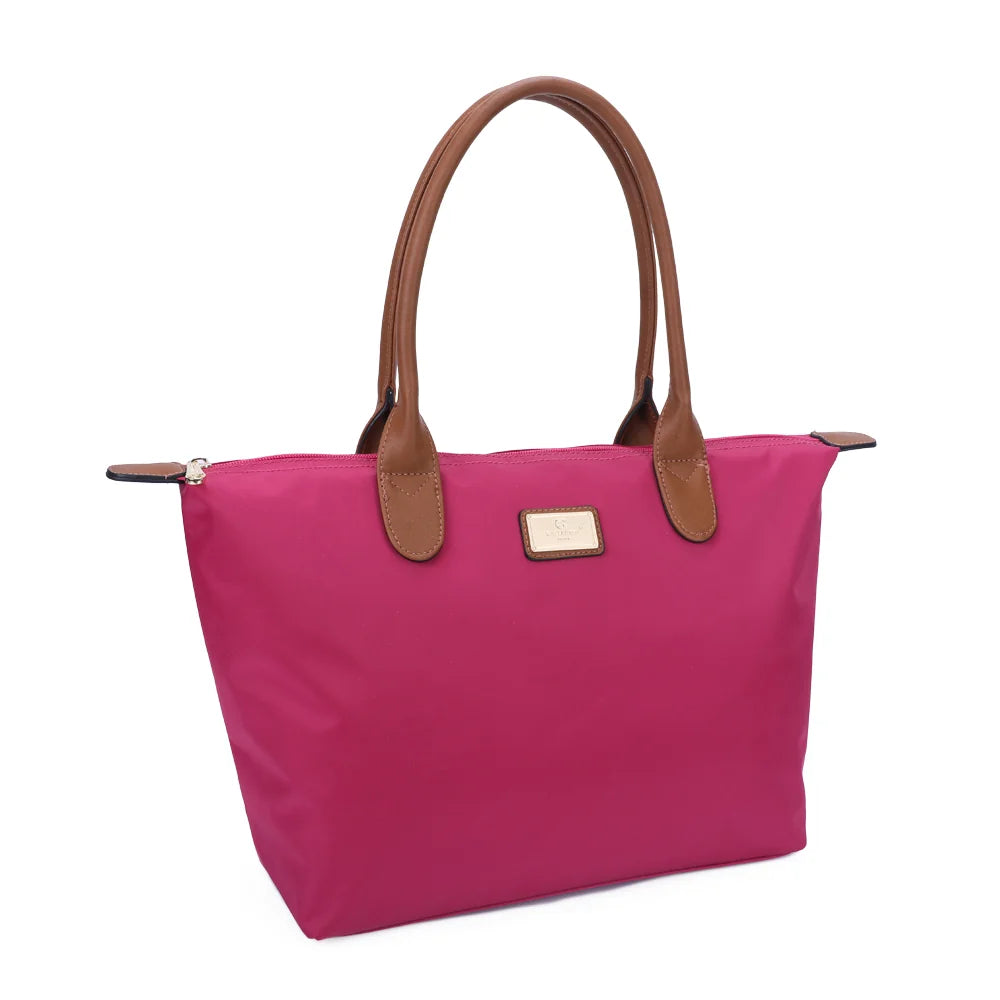La Balade (Large) fuschia vu de trois quarts : forme cabas évasée et pattes de zip marron surpiquées – réf. Z-02