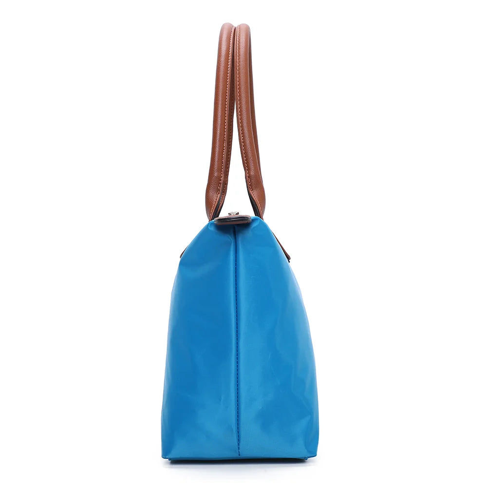 La Balade Medium bleu ciel de profil : 15 cm de profondeur et forme évasée vers la fermeture éclair – réf. Z-03