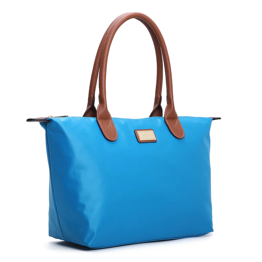 La Balade Medium bleu ciel vue de trois quarts : silhouette évasée et pattes marron aux extrémités du zip – réf. Z-03
